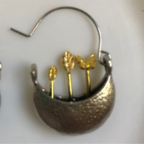 Unique potted plant/flower & butterfly earrings, faux gold/silver - Picture 9 of 10